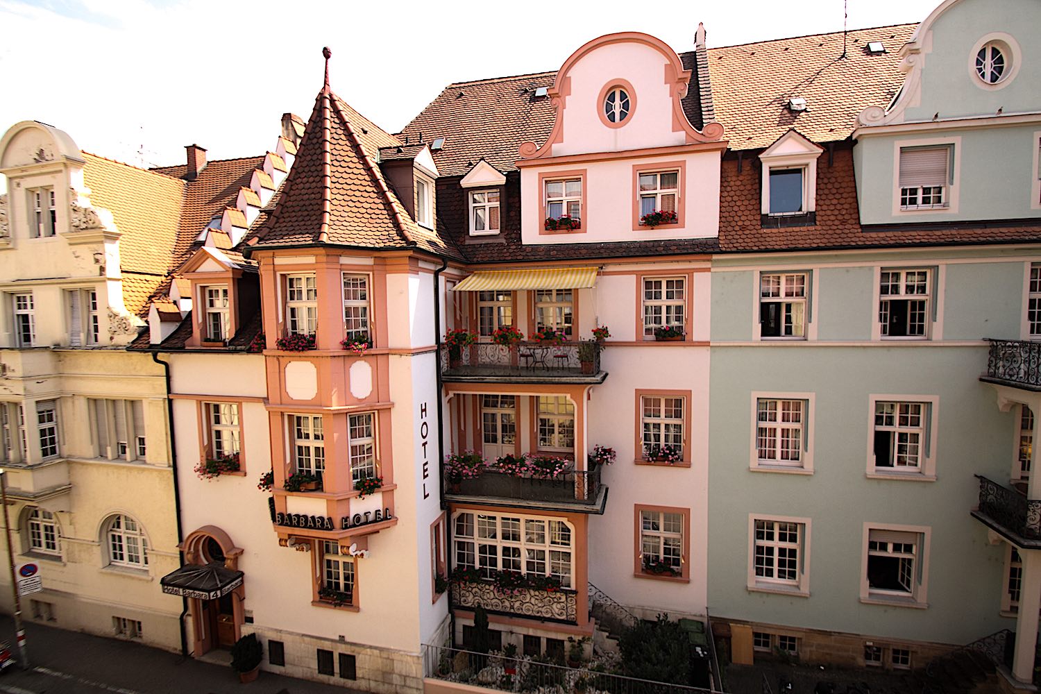 Historische Außenfassade des Hotel Barbara im Stil der Gründerzeit
