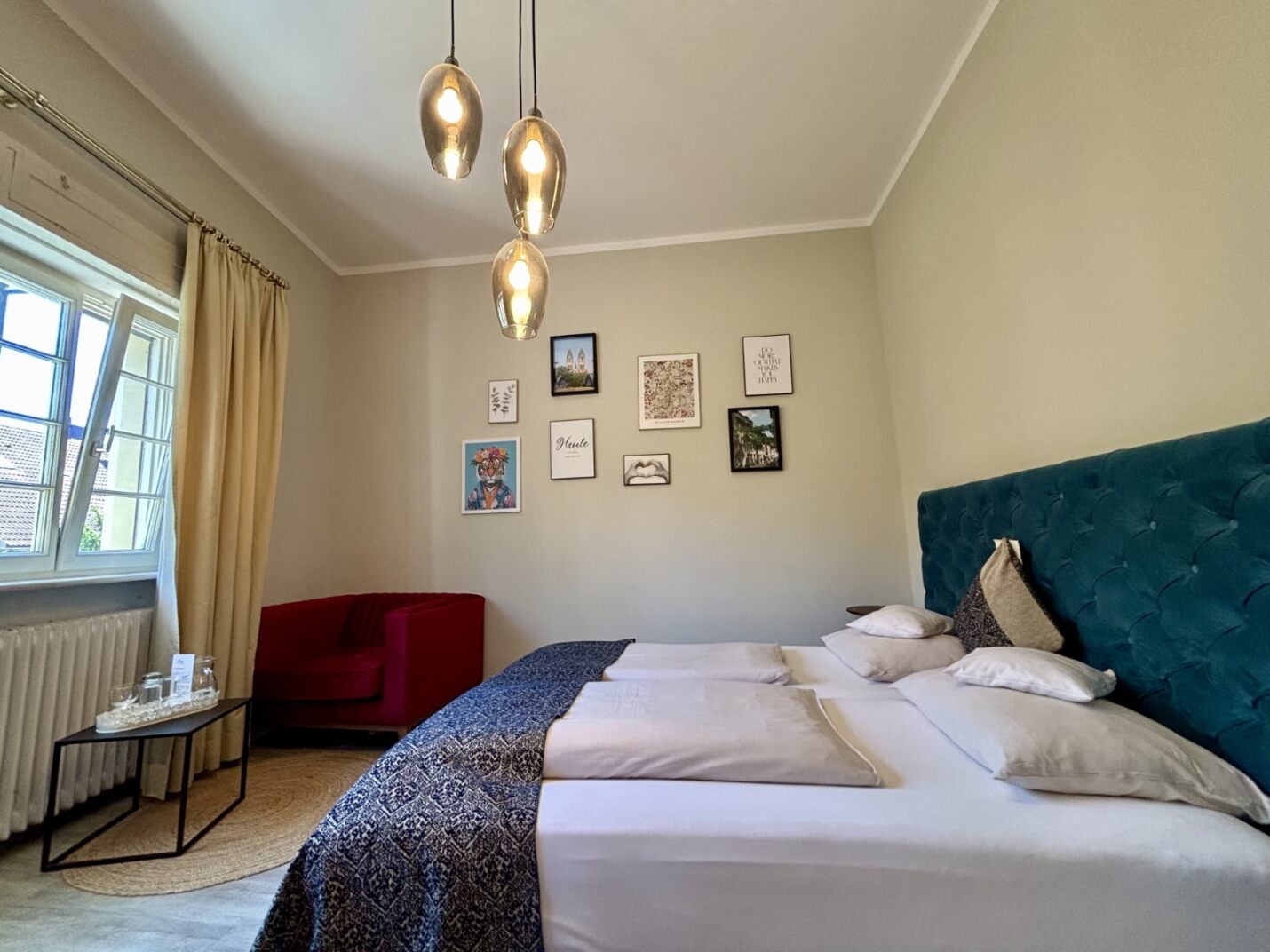 Modernes Schlafzimmer mit Doppelbett in stilvollem Ambiente