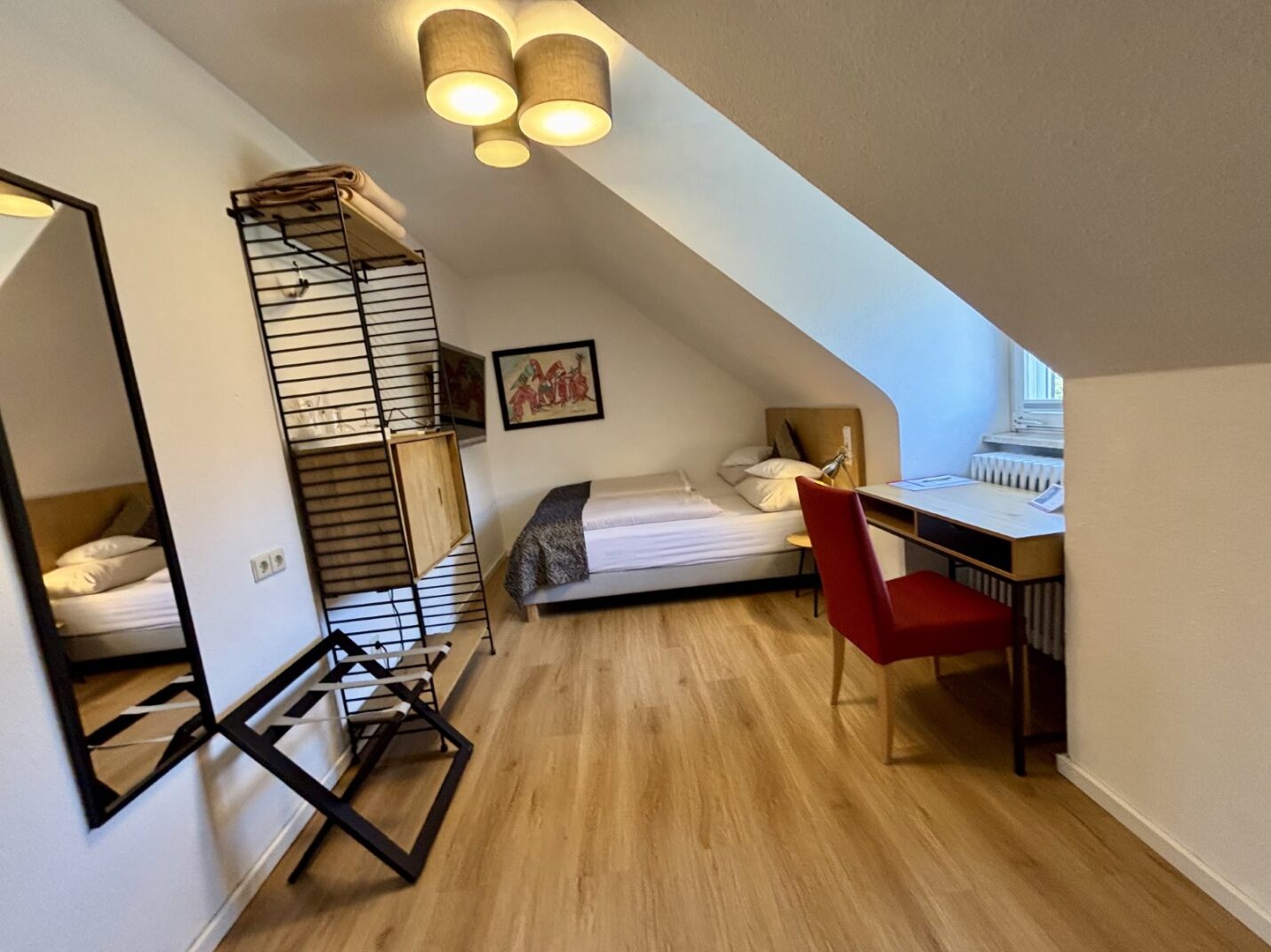Das sparsame, geräumige, helle Boutique Zimmer