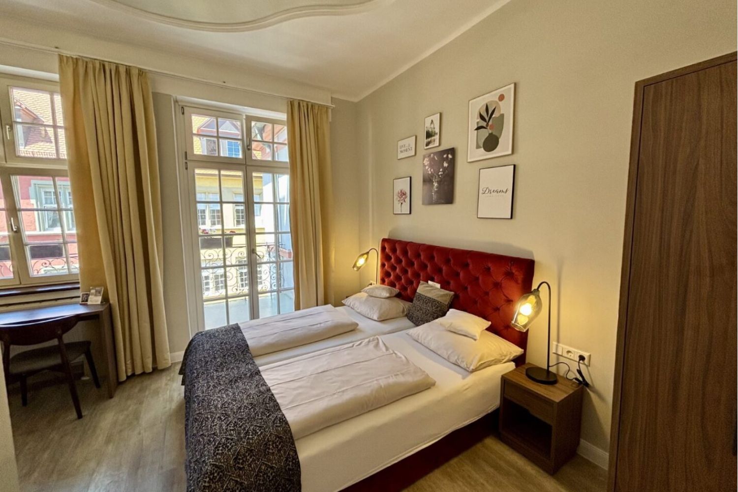 Doppelbettzimmer, natürlich belichtet und mit Bildern ausgeschmückt