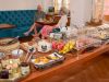Bio-Frühstücksbuffet mit frischem Obst, Eiern, Pancakes, Aufschnitt, Käse, Aufstrichen und Brot