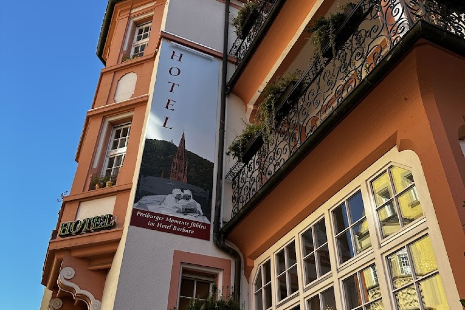 Die aussenfassade, des barbara hotels, mit Sicht auf den Wintergarten.