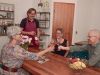 Geschäftsführer serviert Wein, Gäste stoßen im Frühstücksbereich an